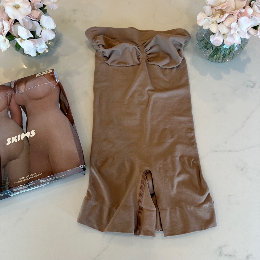 NWIB SKIMS Seamless Sculpt Strapless Shortie Bodysuit Sienna Size S $74 Retail
